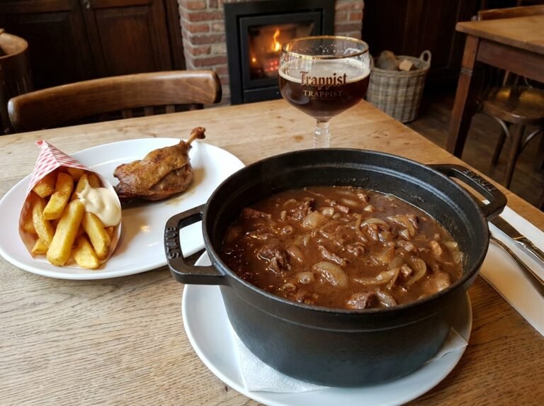 Carbonade flamande belge à la bière brune, confite et frites maison