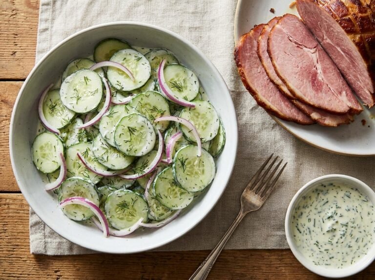 Salade de concombre, jambon et sauce crémeuse aux herbes